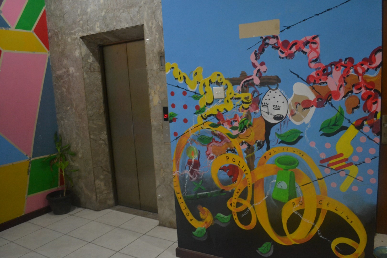 Tak jauh dari mural Gus Dur, tepatnya di depan lift lantai 1 terdapat mural yang “instagram-able” dengan komponen warna dan gambar yang menarik. Hal ini menunjukkan bahwa di setiap perjuangan pasti terdapat keceriaan.