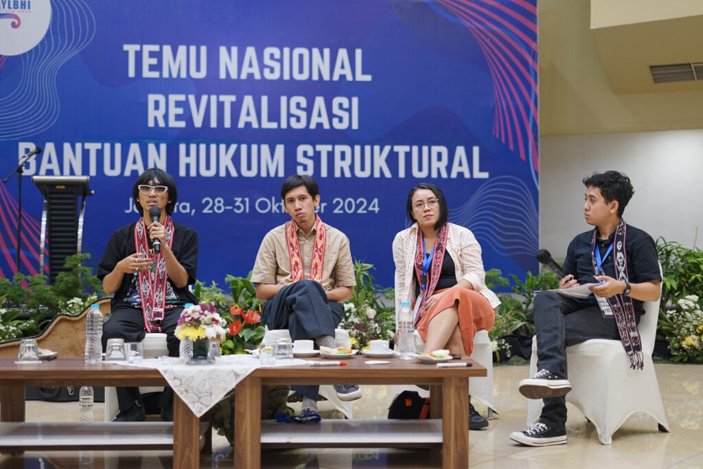 Delpi (personil Donker) bersama Ananda Badudu dan Yola dalam diskusi Temu Nasional Bantuan Hukum Struktural