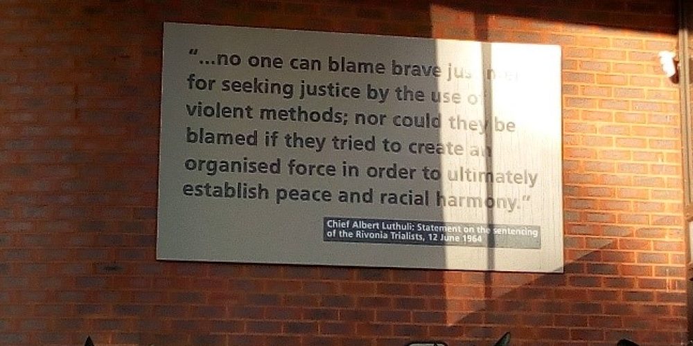 salah satu tulisan di dinding yang menggambarkan tempat ini sebagai perjuangan melawan apartheid dengan sayap militer