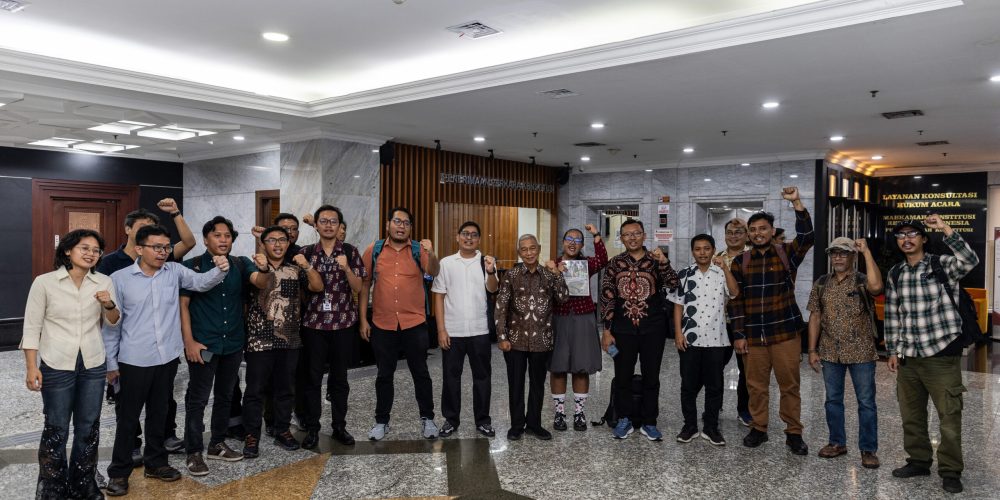 Organisasi masyarakat sipil mendaftarkan dokumen kesimpulan akhir Proyek Strategis Nasional (PSN) terhadap Undang-Undang Nomor 6 Tahun 2023 tentang Penetapan Perppu Cipta Kerja menjadi Undang-Undang di Gedung Mahkamah Konstitusi Republik Indonesia, Jakarta, Rabu (15/10/2025). Permohonan ini secara khusus mempersoalkan pasal-pasal dalam UU Cipta Kerja yang memberikan legitimasi hukum terhadap kemudahan dan percepatan PSN, yang justru telah terbukti menimbulkan kerusakan lingkungan, penggusuran paksa, dan kriminalisasi terhadap warga negara. Credit Photographer: Garry Lotulung/Trend Asia.