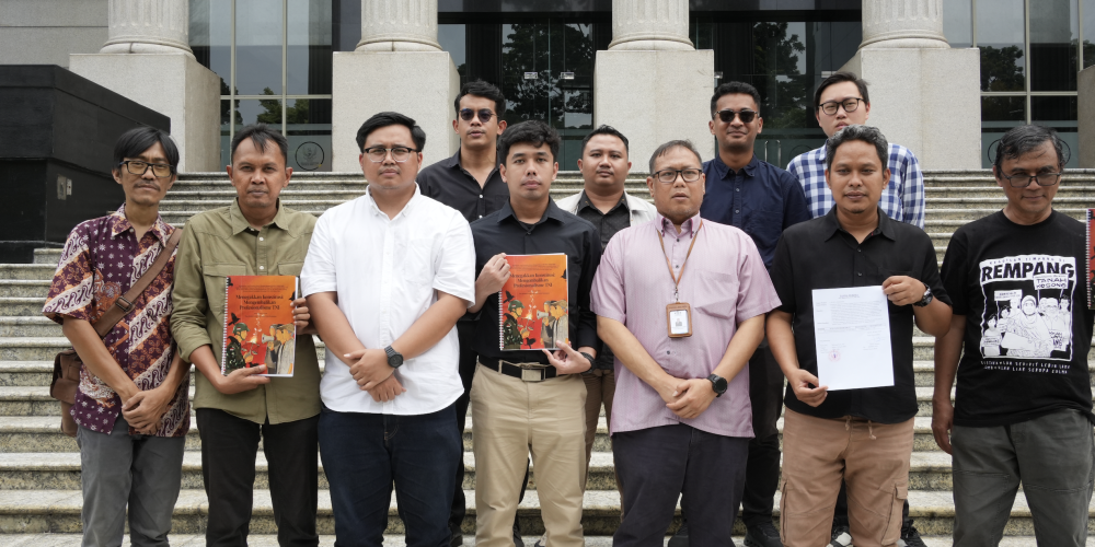 Koalisi Masyarakat Sipil untuk Reformasi Sektor Keamanan menyerahkan berkas Kesimpulan di Mahkamah Konstitusi, 16 April 2026, pada proses Judicial Review UU TNI.